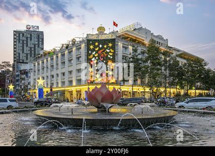 Nguyen Hue Music Fountain e Rex Hotel, Saigon, ho chi Minh City, Vietnam, Asia Foto Stock