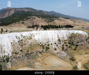Terrazze in travertino Pamukkale e l'antica città greca di Hierapolis, Turchia Foto Stock