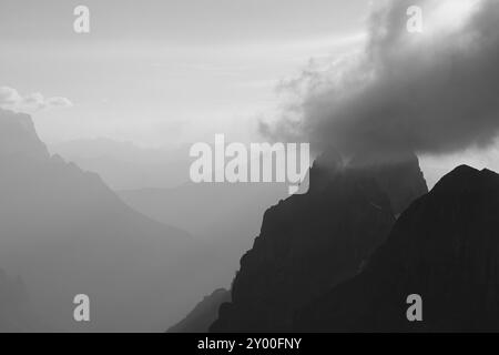 Nuvola sopra un picco di montagna. Serata estiva sulle Alpi svizzere, vista dal monte Titlis Foto Stock