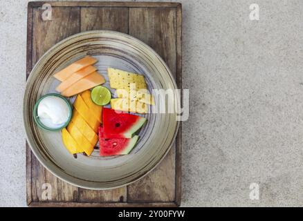 Estate colorata frutta con anguria, Mango, ananas, calce, melone e gelato Foto Stock