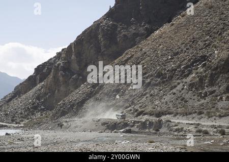 Regione dell'Annapurna, Nepal, 3 novembre 2014: Un autobus che guida su una strada polverosa sul famoso circuito dell'Annapurna, Asia Foto Stock