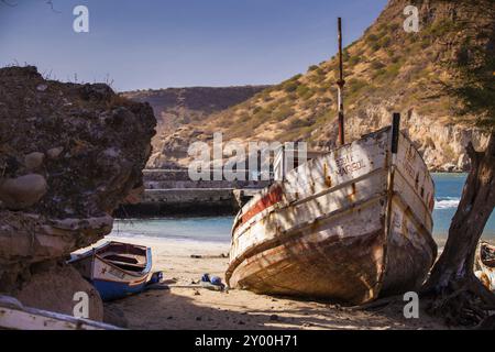 Vecchia barca all'ombra sulla spiaggia Foto Stock