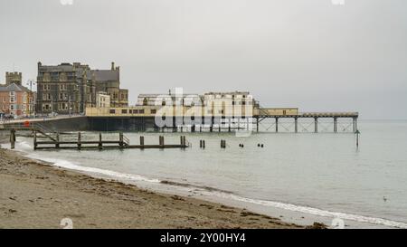 Aberystwyth, Ceredigion, Galles, Regno Unito, 24 maggio, 2017: vista sulla spiaggia, sul molo e sul vecchio University College Foto Stock