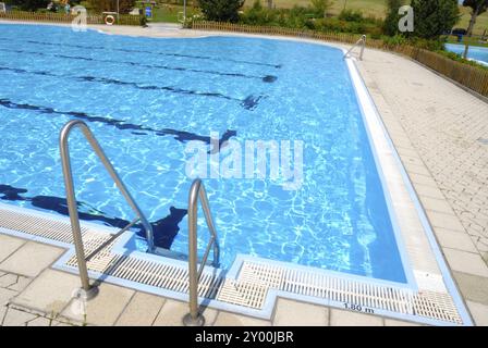 Piscina all'aperto in estate Foto Stock