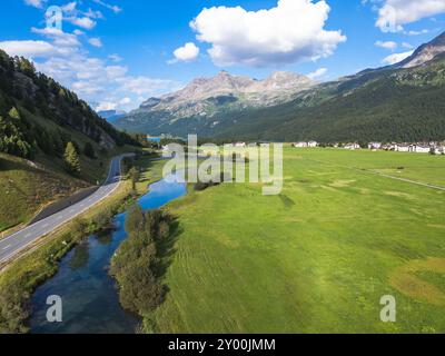 Vista aerea del lago Sils, alta valle dell'Engadina, Svizzera. Foto Stock