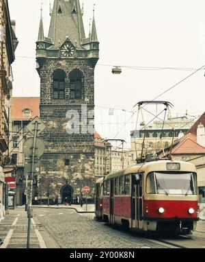 Red tram alla vecchia strada di Praga. Praga Centro storico Foto Stock