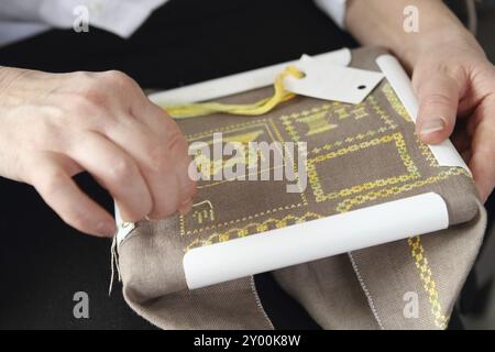 Il processo di lavorazione su un pezzo di ricamo. Close up Foto Stock