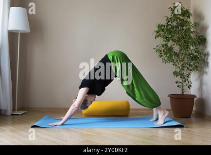 Persone di mezza età o donna matura fare yoga in ambienti interni Foto Stock