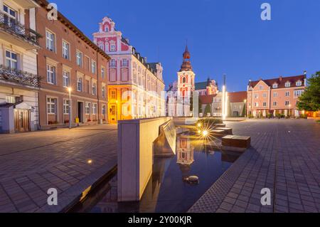 Edificio del Consiglio comunale sulla piazza collegiale all'alba, Poznan, Polonia Foto Stock