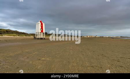 Una sera Nuvoloso al basso faro in Burnham on-Mare, Somerset, Inghilterra, Regno Unito Foto Stock