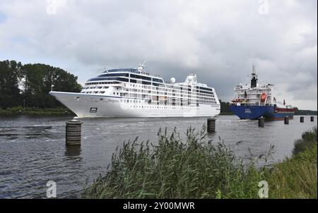 La nave da crociera Insignia e la nave da carico Debbie si incontrano nel canale di Kiel, nel canale di Kiel, nello Schleswig-Holstein, in Germania, in Europa Foto Stock