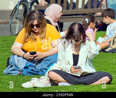 Glasgow, Scozia, Regno Unito. 31 agosto 2024. Meteo nel Regno Unito: Soleggiato in città con un ritorno all'estate ha visto gente del posto e turisti per le strade. Credit Gerard Ferry/Alamy Live News Foto Stock