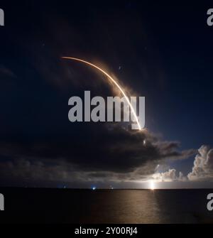 Cape Canaveral, Florida, Stati Uniti. 31 agosto 2024. Un razzo Falcon 9 SpaceX che trasporta 21 satelliti Starlink si solleva dallo Space Launch Complex-40 alla Cape Canaveral Space Force Station, Florida, alle 3:43 del mattino EDT di questa mattina, a seguito dell'incidente di atterraggio del 28 agosto 2024, che ha causato la perdita del primo stadio del razzo quando è precipitato e ha preso fuoco. Nonostante l'autorizzazione della compagnia a lanciare la sua flotta Falcon 9, lo sbarco fuori valore rimane sotto inchiesta. (Immagine di credito: © Jennifer Briggs/ZUMA Press Wire) SOLO PER USO EDITORIALE! Non per USO commerciale! Foto Stock