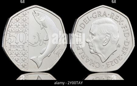 2023 monete da 50 pence Brilliously Uncirculated con salmone artico e re Carlo III e un marchio riservato speciale per i collezionisti. Foto Stock