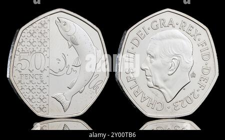 2023 monete da 50 pence Brilliously Uncirculated con salmone artico e re Carlo III e un marchio riservato speciale per i collezionisti. Foto Stock