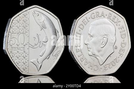 2023 monete da 50 pence Brilliously Uncirculated con salmone artico e re Carlo III e un marchio riservato speciale per i collezionisti. Foto Stock