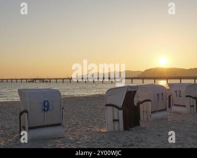 Vista mare con sdraio e molo al tramonto, atmosfera tranquilla, binz, ruegen, Mar baltico, germania Foto Stock