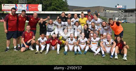 Aalter, Belgio. 31 agosto 2024. Staff e giocatori della OHL che celebrano la loro vittoria nella foto di una partita di calcio femminile tra Club Brugge Dames YLA e Oud Heverlee Leuven nella prima partita della stagione 2024 - 2025 della belga lotto Womens Super League, sabato 31 agosto 2024 ad Aalter, BELGIO. Crediti: Sportpix/Alamy Live News Foto Stock