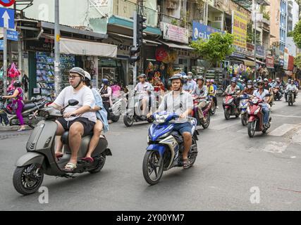 Persone in moto nelle strade di Saigon, ho chi Minh City, Vietnam, Asia Foto Stock