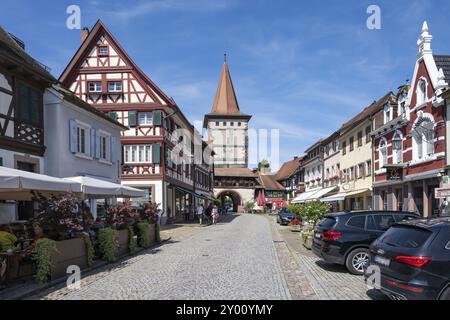 Edifici a graticcio con Obertorturm, Haigeracher Tor, la storica torre cittadina e punto di riferimento nel centro storico di Gengenbach, Ortenaukreis, Ba Foto Stock