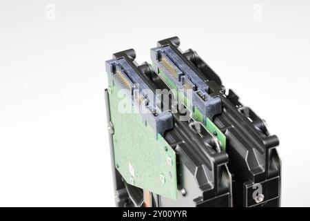 Pila o pila di unità disco fisso, il profilo standard ad alta densità da 3,5' viene visualizzato sull'interfaccia SATA, isolato su sfondo bianco. Foto Stock