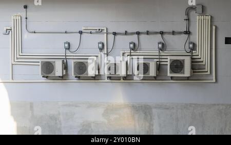 Compressore unità esterna aria condizionata installato all'esterno dell'edificio, unità condensatore negli impianti di climatizzazione centrali. Foto Stock