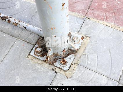 Dado e bullone, bullone sulla superficie della flangia, bullone serrato al polo arrugginito, ruggine dei metalli. Foto Stock