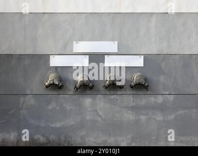 Tubi standard per idranti antincendio o collegamento a spina di fuoco in un edificio alto per alimentare l'acqua nel sistema quando si è verificata un'emergenza. Concetto di attrezzatura antincendio, Foto Stock