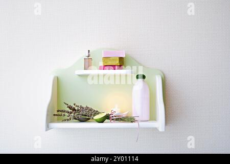 Elegante ripiano con articoli spa assortiti appesi a parete nel bagno di casa Foto Stock