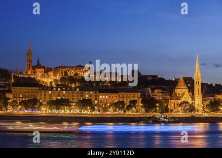 Città di Budapest di notte, crociere, percorsi leggeri sul Danubio, skyline del lato Buda, Ungheria, Europa Foto Stock