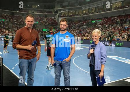 Jaron Siewert (Fuechse Berlin, Trainer) und Dagur Sigurosson (ehemaliger deutscher Bundestrainer und aktueller Trainer Kroatien) im intervista mit Anett Sattler SC Magdeburg vs. Fuechse Berlin, Handball, Handball Super Cup 2024, 2024/25, 31.08.2024 foto: Eibner-Pressefoto/Gerhard Wingender Foto Stock