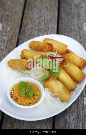 Fried Cinese tradizionale involtini primavera sul tavolo di legno Foto Stock