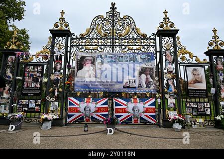 Londra, Regno Unito. 31 agosto 2024. La Principessa Diana è morta 27 anni fa all'età di 36 anni il 31.08.97. I superfan reali si riunirono alle porte di Kensington Palace nei Kensington Gardens dove viveva, per condividere i loro ricordi di lei. Crediti: michael melia/Alamy Live News Foto Stock