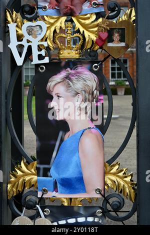 Londra, Regno Unito. 31 agosto 2024. La Principessa Diana è morta 27 anni fa all'età di 36 anni il 31.08.97. I superfan reali si riunirono alle porte di Kensington Palace nei Kensington Gardens dove viveva, per condividere i loro ricordi di lei. Crediti: michael melia/Alamy Live News Foto Stock