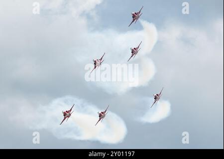 La famosa squadra di aerobatica Patrouille Suisse dell'Aeronautica militare svizzera e i loro caccia Northrop F-5E Tiger II. Foto Stock