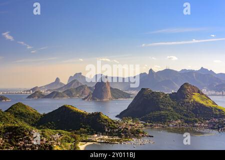 Vista della Baia di Guanabara, Sugar Loaf e colline di Rio de Janeiro dal parco cittadino di Niteroi Foto Stock