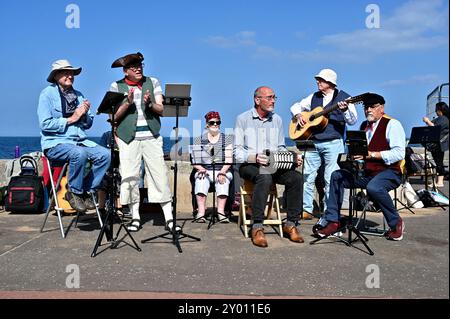 Edimburgo, Scozia, Regno Unito. 31 agosto 2024. Autobus Big Beach di Edimburgo. L'annuale Big Beach Busk sulla passeggiata di Portobello, tutti i tipi di intrattenitori di strada, un miglio di passeggiata, un miglio di viaggiatori di strada. Crediti: Craig Brown/Alamy Live News Foto Stock