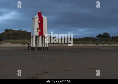 Una sera Nuvoloso al basso faro in Burnham on-Mare, Somerset, Inghilterra, Regno Unito Foto Stock