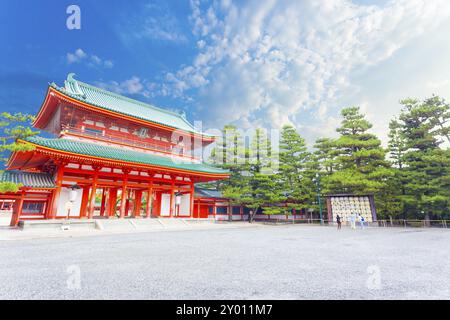 Porta della Torre rossa angolata, Ro-Lun all'ingresso principale esterno decorato con chinowa-kuguri del Santuario Shintoista Heian Jingu in una splendida giornata di cielo blu a Kyoto, Foto Stock