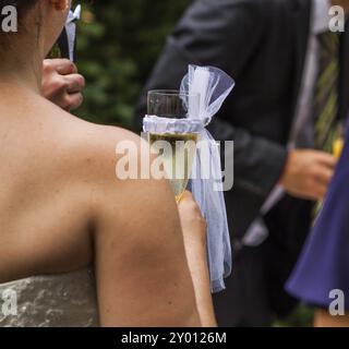 Regge a mano il vetro champaign con decorazioni eleganti Foto Stock