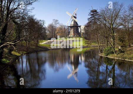 Mulino a vento e riflesso nel lago di Brema, Germania, Europa Foto Stock