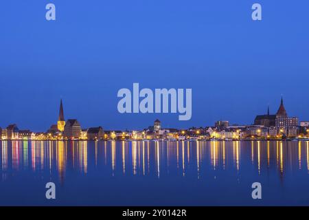 Vista sul Warnow fino alla città di Rostock in serata Foto Stock