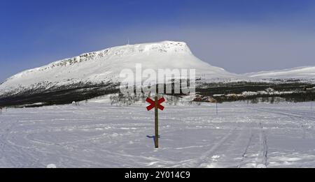 Kilpisjaervi è un villaggio nell'estremo nord-ovest della Finlandia ai piedi delle colline Saana. Appartiene al comune di Enontekioe nella provincia Foto Stock