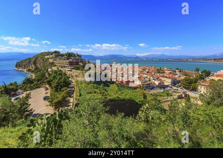 Nauplia o Nauplia, Grecia, città vecchia del Peloponneso panorama aereo con mare e montagne, Europa Foto Stock