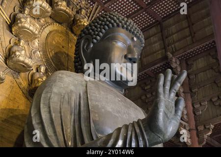 Statua di buddha in bronzo più grande del mondo nel tempio Todai-ji a Nara, Giappone, Asia Foto Stock