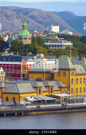 Stavanger, Norvegia vista città con porto e colorato tradizionali case di legno Foto Stock