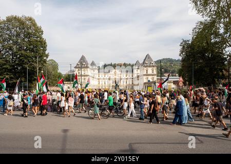 Alcuni momenti della manifestazione &#x201c;fermare il genocidio in Palestina&#x201d;, partenza largo Marconi con arrivo a porta Palazzo a Torino, Italia - Cronaca - sabato 31 agosto 2024 - (foto Giacomo Longo/LaPresse) alcuni momenti della manifestazione &#x2018;fermiamo il genocidio in Palestina', cominciando in largo Marconi e arrivando a porta Palazzo a Torino, Italia - Cronaca - LaPresse - sabato 31 agosto 2024 - Presse - Presse - Photo-LaPresse - LaPresse Foto Stock