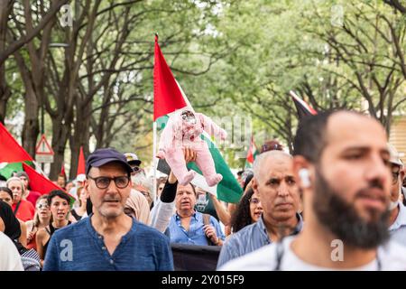 Alcuni momenti della manifestazione &#x201c;fermare il genocidio in Palestina&#x201d;, partenza largo Marconi con arrivo a porta Palazzo a Torino, Italia - Cronaca - sabato 31 agosto 2024 - (foto Giacomo Longo/LaPresse) alcuni momenti della manifestazione &#x2018;fermiamo il genocidio in Palestina', cominciando in largo Marconi e arrivando a porta Palazzo a Torino, Italia - Cronaca - LaPresse - sabato 31 agosto 2024 - Presse - Presse - Photo-LaPresse - LaPresse Foto Stock