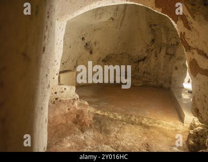 Interno di un'antica dimora rupestre, conosciuta come Sassi, patrimonio dell'umanità dell'UNESCO, Matera, Basilicata, Italia, Europa Foto Stock