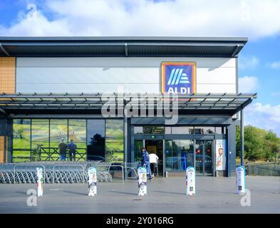 Facciata del supermercato Aldi; il negozio si trova su una strada principale vicino a una rotatoria. Foto Stock